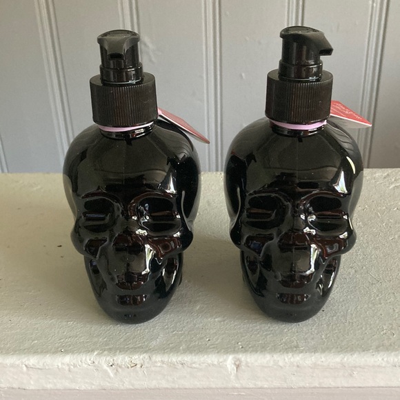 LAST- NWT Pomegranate Vanilla Scented -2 Black Skull 💀 Hand Soap Pump Set - Picture 9 of 17